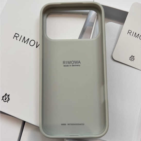 Rimowa iPhone case Aluminum iPhone 17 pro Max - Picture 3 of 8